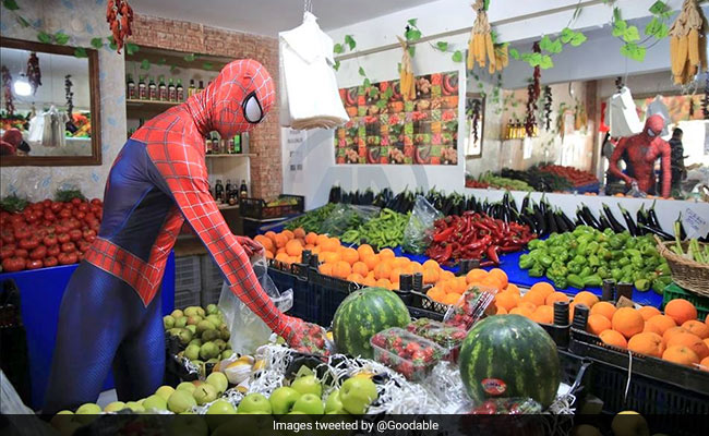 लॉकडाउन में सब्जी मंडी में दिखा 'Spider-Man', घर-घर जाकर ऐसे कर रहा है लोगों की मदद... देखें Photos