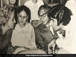 Amitabh Bachchan Shares A Priceless Pic From The Premiere Of <I>Sholay</I> With Jaya, Teji And Harivansh Rai Bachchan Amitabh Bachchan Shares A Priceless Pic From The Premiere Of <I>Sholay</I> With Jaya, Teji And Harivansh Rai Bachchan