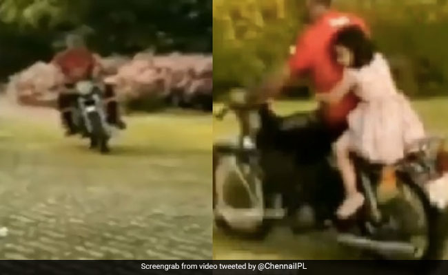 धोनी ने बेटी जीवा को फार्म हाउस में कराया बाइक राइडिंग, वाइफ साक्षी बोलीं- दो बच्चे खेल रहे..देखें Video