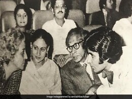 अमिताभ बच्चन ने शेयर की 'शोले' के प्रीमियर की फोटो, बताया- कस्टम में अटक गया था फिल्म का प्रिंट अमिताभ बच्चन ने शेयर की 'शोले' के प्रीमियर की फोटो, बताया- कस्टम में अटक गया था फिल्म का प्रिंट