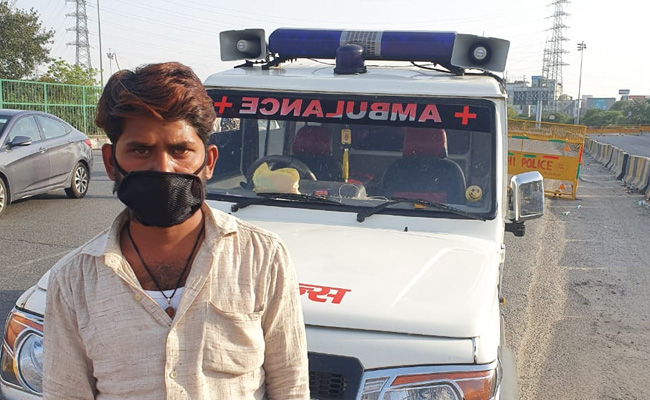 लॉकडाउन के बीच एम्बुलेंस में ले जा रहा था सवारी, पुलिस ने पकड़ा