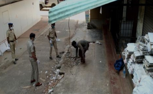 Watch: Kerala Homeless Man's Social Distancing Demo For Cops Helping Him