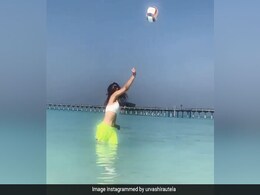 उर्वशी रौतेला समुद्र के बीचोबीच वॉलीबॉल खेलती आईं नजर, इंटरनेट पर छाया एक्ट्रेस का Video उर्वशी रौतेला समुद्र के बीचोबीच वॉलीबॉल खेलती आईं नजर, इंटरनेट पर छाया एक्ट्रेस का Video