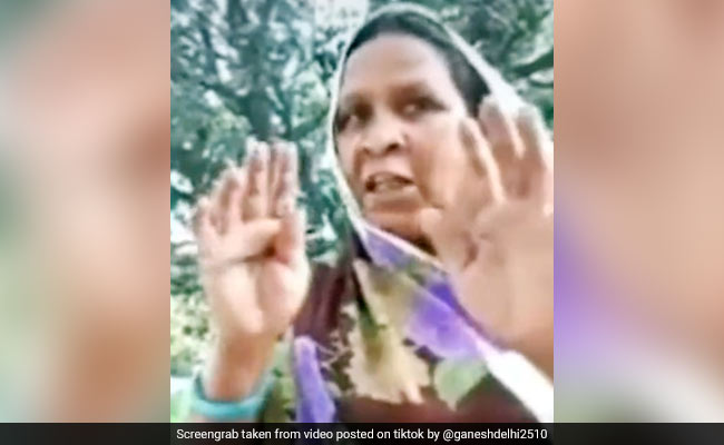 लॉकडाउन में लोगों को घूमता देख गुस्साई आंटी, बोलीं- 'मोदी जी हर घर में ताला लगा दें क्या...' देखें TikTok Viral Video