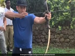 सलमान खान बन गए तीरंदाज, उठाया धनुष और भेद दिया लक्ष्य, वायरल हुआ Video सलमान खान बन गए तीरंदाज, उठाया धनुष और भेद दिया लक्ष्य, वायरल हुआ Video