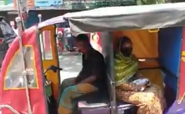 E-Rickshaw Driver's Social Distancing Innovation Wins Anand Mahindra's Praise