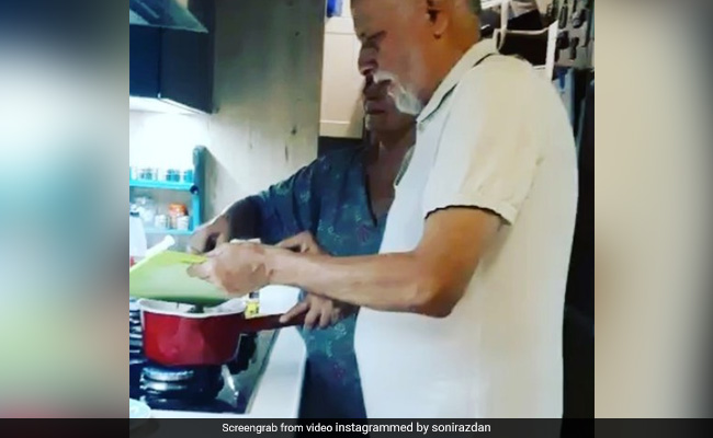 महेश भट्ट को सोनी राजदान ने दिए कुकिंग टिप्स, तो आलिया भट्ट बोलीं-'ओह माय गॉड'...देखें Video