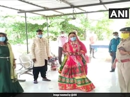 कोरोनावायरस लॉकडाउन के नियमों की धज्जियां उड़ा शादी रचाने मंदिर पहुंचे दूल्हा-दुल्हन, पुलिस ने किया केस दर्ज  कोरोनावायरस लॉकडाउन के नियमों की धज्जियां उड़ा शादी रचाने मंदिर पहुंचे दूल्हा-दुल्हन, पुलिस ने किया केस दर्ज