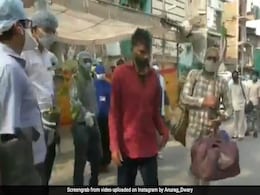 इंदौर में क्वारेंटाइन से लौट रहे लोगों का तालियों से हुआ स्वागत, प्रशासन ने पौधे भेंटकर किया विदा इंदौर में क्वारेंटाइन से लौट रहे लोगों का तालियों से हुआ स्वागत, प्रशासन ने पौधे भेंटकर किया विदा