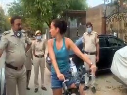 Coronavirus Lockdown: महिला राजनयिक ने किया लॉकडाउन का उल्लंघन, रोकने पर पुलिस वालों से बोलीं- तुम मेरा कुछ नहीं कर सकते Coronavirus Lockdown: महिला राजनयिक ने किया लॉकडाउन का उल्लंघन, रोकने पर पुलिस वालों से बोलीं- तुम मेरा कुछ नहीं कर सकते
