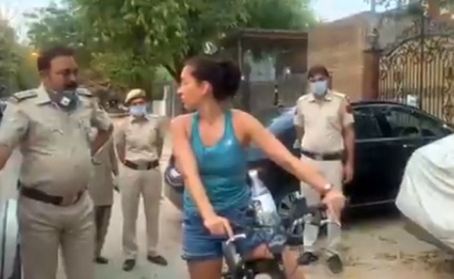 Coronavirus Lockdown: महिला राजनयिक ने किया लॉकडाउन का उल्लंघन, रोकने पर पुलिस वालों से बोलीं- तुम मेरा कुछ नहीं कर सकते