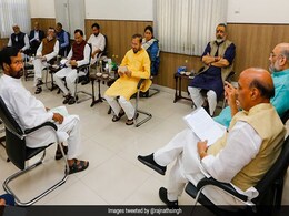 राजनाथ सिंह के घर पर मंत्रियों के समूह की बैठक, लॉकडाउन से उपजे हालात और स्वास्थ्य सेवा की हुई समीक्षा राजनाथ सिंह के घर पर मंत्रियों के समूह की बैठक, लॉकडाउन से उपजे हालात और स्वास्थ्य सेवा की हुई समीक्षा