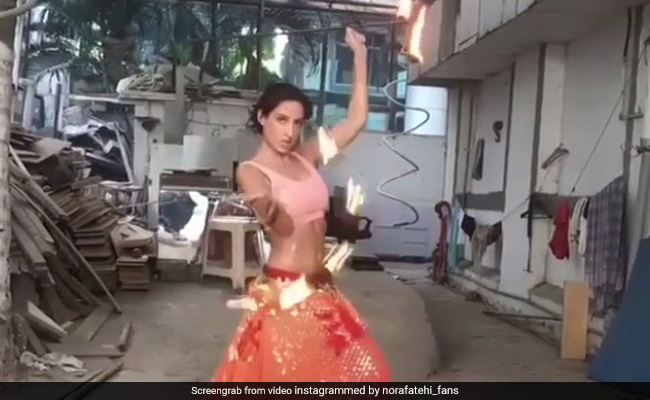नोरा फतेही ने दोनों हाथों में आग लेकर किया तूफानी डांस, 'साकी-साकी' सॉन्ग पर मचाया तहलका- देखें Video
