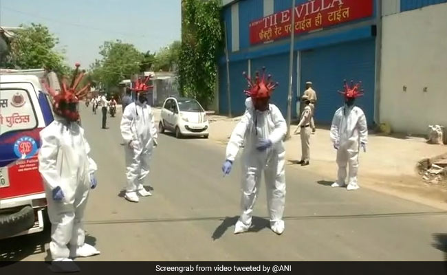 Delhi Police Volunteers Create Awareness Using COVID-19 Inspired Helmets
