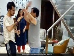 युजवेंद्र चहल की मां ने पति को पीटने के लिए उठाया डंडा, आखिर में खुद बुरी तरह पिट गया क्रिकेटर... देखें Video युजवेंद्र चहल की मां ने पति को पीटने के लिए उठाया डंडा, आखिर में खुद बुरी तरह पिट गया क्रिकेटर... देखें Video