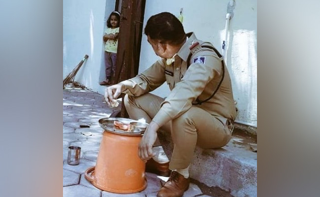 Coronavirus: 'मैं अपनी बच्ची को गोद में उठाकर प्यार भी नहीं कर पाता'