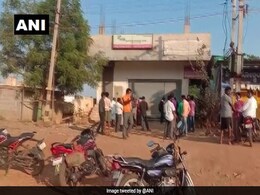 शराब के ठेके खुलने की अफवाह सुनते ही लग गईं लंबी-लंबी लाइनें, सामने आईं ये तस्वीरें शराब के ठेके खुलने की अफवाह सुनते ही लग गईं लंबी-लंबी लाइनें, सामने आईं ये तस्वीरें