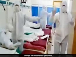 पाकिस्तान में COVID-19 मरीजों के साथ ढोल पर डांस करने लगे डॉक्टर्स, गौतम गंभीर बोले- 'कोरोना देख लो...' देखें Video पाकिस्तान में COVID-19 मरीजों के साथ ढोल पर डांस करने लगे डॉक्टर्स, गौतम गंभीर बोले- 'कोरोना देख लो...' देखें Video