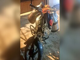 लॉकडाउन: दूध के डिब्बों में शराब की बॉटल्स रखकर 'सप्लाई' करने वाला पकड़ा गया, तस्करी में ASI भी गिरफ्तार लॉकडाउन: दूध के डिब्बों में शराब की बॉटल्स रखकर 'सप्लाई' करने वाला पकड़ा गया, तस्करी में ASI भी गिरफ्तार