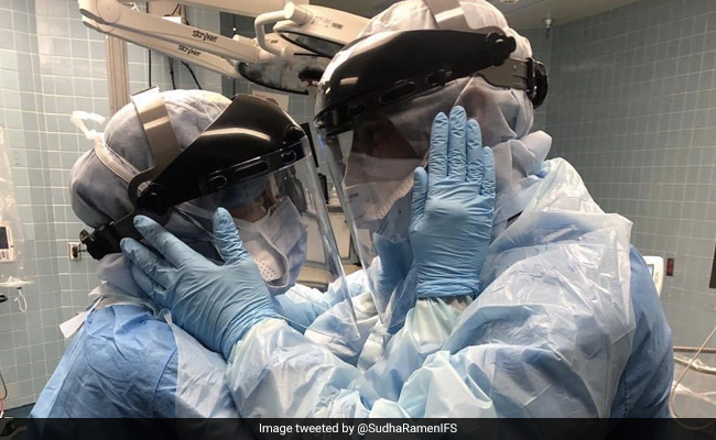 कोरोनावायरस के मरीजों का इलाज कर रहे कपल ने अस्‍पताल में चुराए प्‍यार के पल, देखें Viral Photo