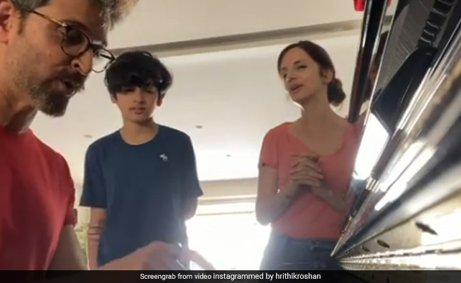 How Hrithik And Ex-Wife Sussanne Khan Wished The Actor's Parents Rakesh And Pinky Roshan On Their 49th Anniversary