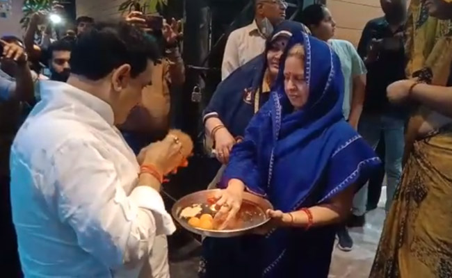 MP Coronavirus: स्वास्थ्य मंत्री नरोत्तम मिश्रा का घर में हुआ स्वागत, खुद सोशल डिस्टेंसिंग बनाना भूले