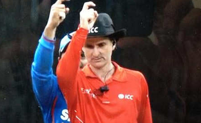 अपने 57वें जन्मदिन पर बिली बोडेन इस अंपायर से सीख सकते हैं कुछ नए इशारे, VIDEO