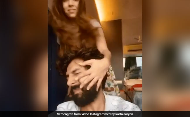 कार्तिक आर्यन बहन के साथ बना रहे थे Video, तभी पड़ा जोरदार तमाचा...देखें Video