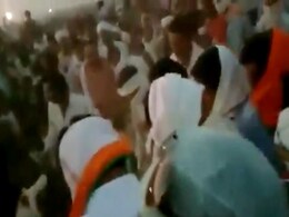 मध्य प्रदेश : गेहूं बेचने आए किसानों को पहले तहसीलदार ने दिया धक्का, फिर पुलिस ने भांजी लाठियां मध्य प्रदेश : गेहूं बेचने आए किसानों को पहले तहसीलदार ने दिया धक्का, फिर पुलिस ने भांजी लाठियां
