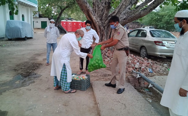 लॉकडाउन में रोजेदारों की इफ्तारी का इंतजाम कर रही दिल्ली पुलिस