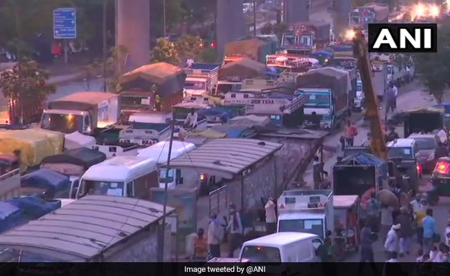 आज से दिल्ली की आजादपुर मंडी 24 घंटे रहेगी खुली, पहले ही दिन लगी ट्रकों की लंबी कतार