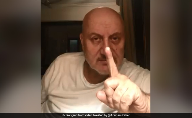 अनुपम खेर ने डॉक्टरों और नर्सों को बताया सुपरहीरो, बोले- इनके लिए दीया जलाओ और उन सभी का मुंह बंद...