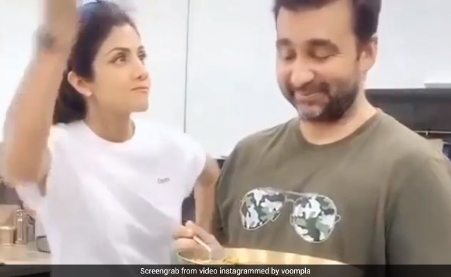 शिल्पा शेट्टी की सब्जी पर राज कुंद्रा बनाने लगे मुंह, थाली लेकर पहुंच गए किचन में फिर किया ऐसा- देखें Video