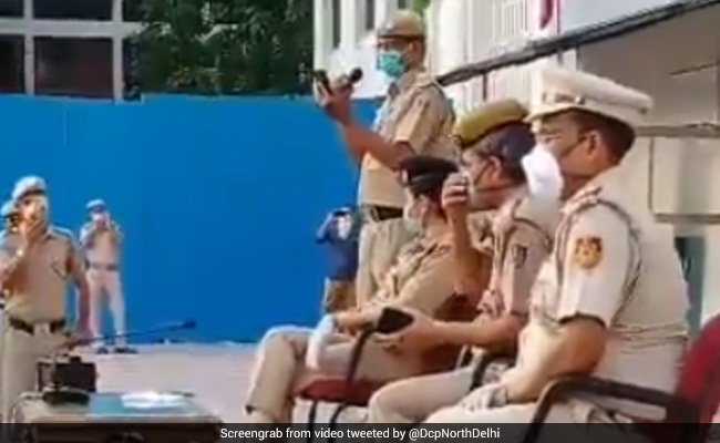 लॉकडाउन में प्रवासी मजदूरों की हौसला अफजाई करते हुए दिल्ली पुलिस के ASI ने गाया गाना, वीडियो वायरल
