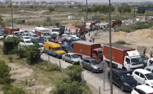 दिल्ली-गाजियाबाद बॉर्डर पर बॉर्डर सील होने के चलते लगा लंबा जाम, सिर्फ जरूरी वाहनों को इजाजत