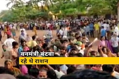 कर्नाटक: राशन बांटने के दौरान मची अफरा तफरी, सोशल डिस्टेंसिंग की उड़ी धज्जियां कर्नाटक: राशन बांटने के दौरान मची अफरा तफरी, सोशल डिस्टेंसिंग की उड़ी धज्जियां