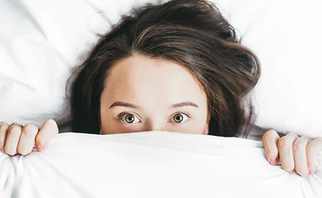 Health Tips: कम नींद लेने से हो सकता है नुकसान, जानिये कितने घंटे की नींद है जरूरी