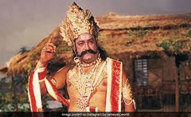 Viral: 81-Year-Old Arvind Trivedi, Who Played Ravan, Watching The <I>Sita Haran</i>  Scene In <I>Ramayan</i>
