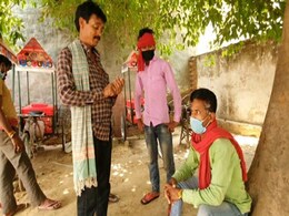 Coronavirus: लॉकडाउन के कारण हापुड़ के पास गांव में फंसे हिंदू श्रमिकों के लिए बड़ा सहारा बने मुस्लिम भाई.. Coronavirus: लॉकडाउन के कारण हापुड़ के पास गांव में फंसे हिंदू श्रमिकों के लिए बड़ा सहारा बने मुस्लिम भाई..