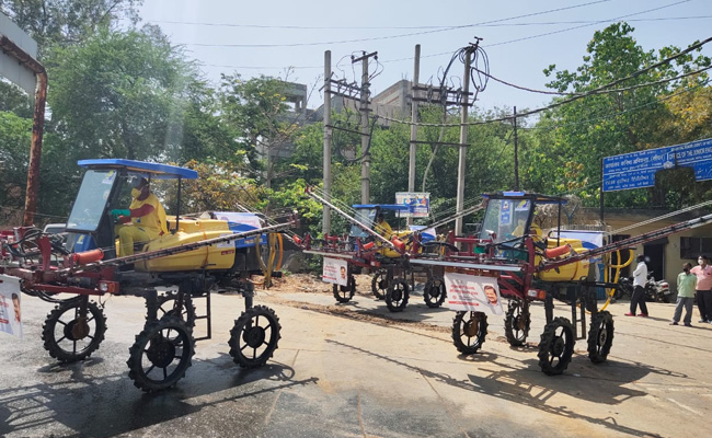 केजरीवाल सरकार का दावा, इन मशीनों की मदद से दिल्ली की 80 फीसदी सड़कें को किया जा चुका है डिसइंफेक्ट