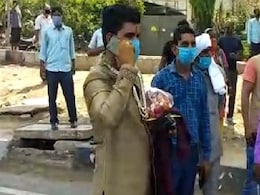 Delhi Groom's Car Catches Fire, Cops On Lockdown Duty Drop Him To Wedding Venue Delhi Groom's Car Catches Fire, Cops On Lockdown Duty Drop Him To Wedding Venue