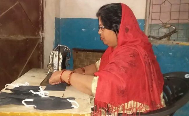 Containing Coronavirus: Chintan, Delhi Based NGO Upcycles Old Clothes Into Masks, Distributes It Among Waste Pickers Containing Coronavirus: Chintan, Delhi Based NGO Upcycles Old Clothes Into Masks, Distributes It Among Waste Pickers