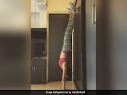 12 बार लगातार कोशिश करने के बाद मंदिरा बेदी ने किया ये मुश्किल Handstand, Video शेयर कर कहा... 12 बार लगातार कोशिश करने के बाद मंदिरा बेदी ने किया ये मुश्किल Handstand, Video शेयर कर कहा...
