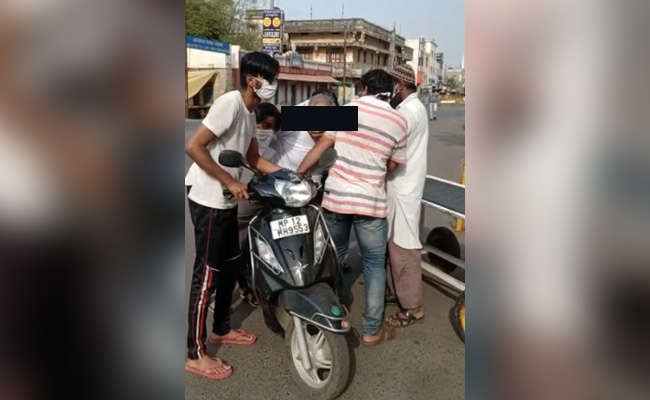 MP का दूसरा मामला: नहीं मिली एम्बुलेंस, तो स्कूटी पर ही मरीज को लेकर निकले, अस्पताल पहुंचने से पहले ही तोड़ा दम