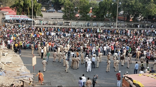 Lockdown का उल्लंघन करते हुए मुंबई के बांद्रा स्टेशन पर घर लौटने के लिए जमा हुए हजारों प्रवासी मजदूर, पुलिस ने किया लाठीचार्ज