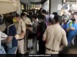 शराब के लिए धक्का-मुक्की करते लोगों पर भड़के अर्जुन रामपाल, Video शेयर कर बोले- ये लोग पिटाई के लायक हैं... शराब के लिए धक्का-मुक्की करते लोगों पर भड़के अर्जुन रामपाल, Video शेयर कर बोले- ये लोग पिटाई के लायक हैं...