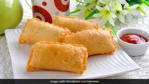 Watch: Instant Bread Pizza Pocket (Puff) Recipe That You Can Make In Minutes&nbsp;