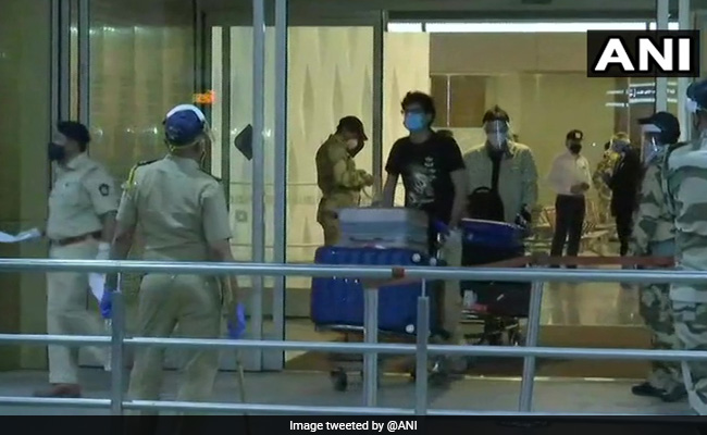 ब्रिटेन में फंसे 326 भारतीयों का पहला ग्रुप पहुंचा मुंबई, वापस आए लोगों ने विदेश मंत्रालय को कहा Thank You