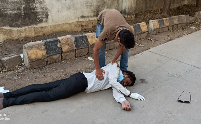 Madhya Pradesh Health Worker Collapses In Heat, No Help For 25 Minutes