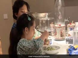 संजय दत्त के बच्चे लॉकडाउन में बन गए शेफ, फिर किचन पर कब्जा कर बनाई ये डिश- देखें Cooking Video संजय दत्त के बच्चे लॉकडाउन में बन गए शेफ, फिर किचन पर कब्जा कर बनाई ये डिश- देखें Cooking Video